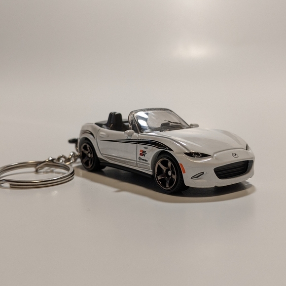 Mazda Miata / MX5 ND Convertible Custom Keychain Hot Wheels - Picture 4 of 5